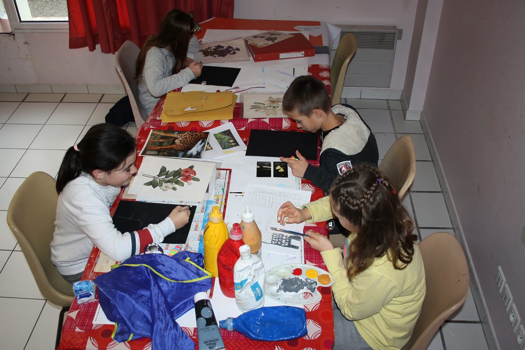 Jeunes élèves en cours de peinture